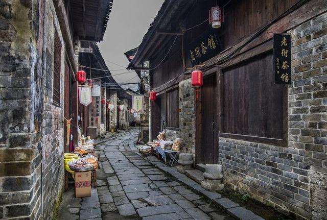 某大学禁止女生穿吊带超短裙进教室，这种要求是不是合理？